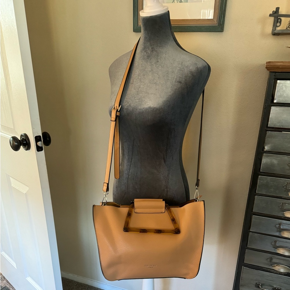Preowned - EUC Red Cuckoo London Vegan Leather Tan Handbag w/Plastic Handles